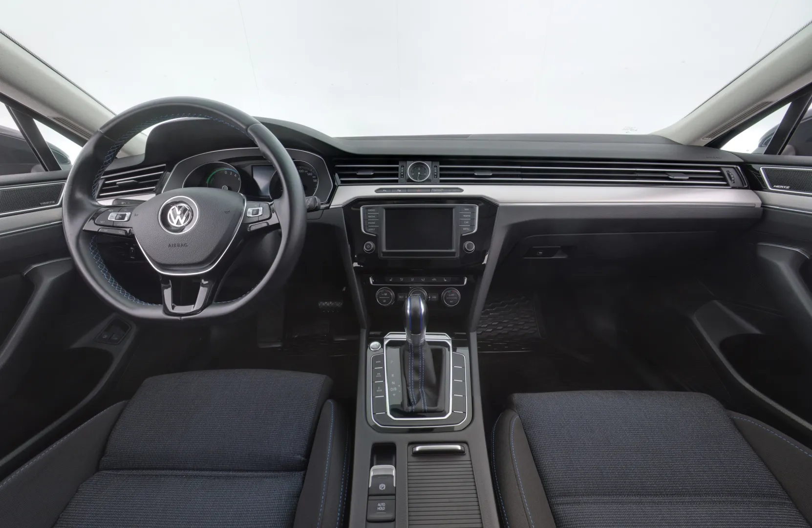 VOLKSWAGEN Passat ZLJ-153 carousel image