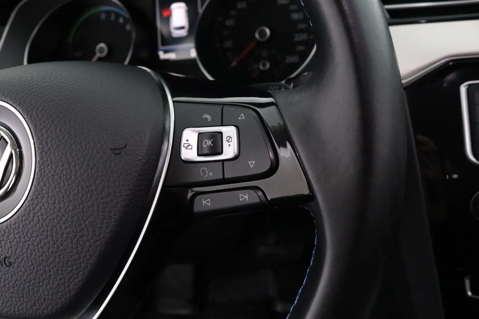 VOLKSWAGEN Passat ZLJ-153 carousel image