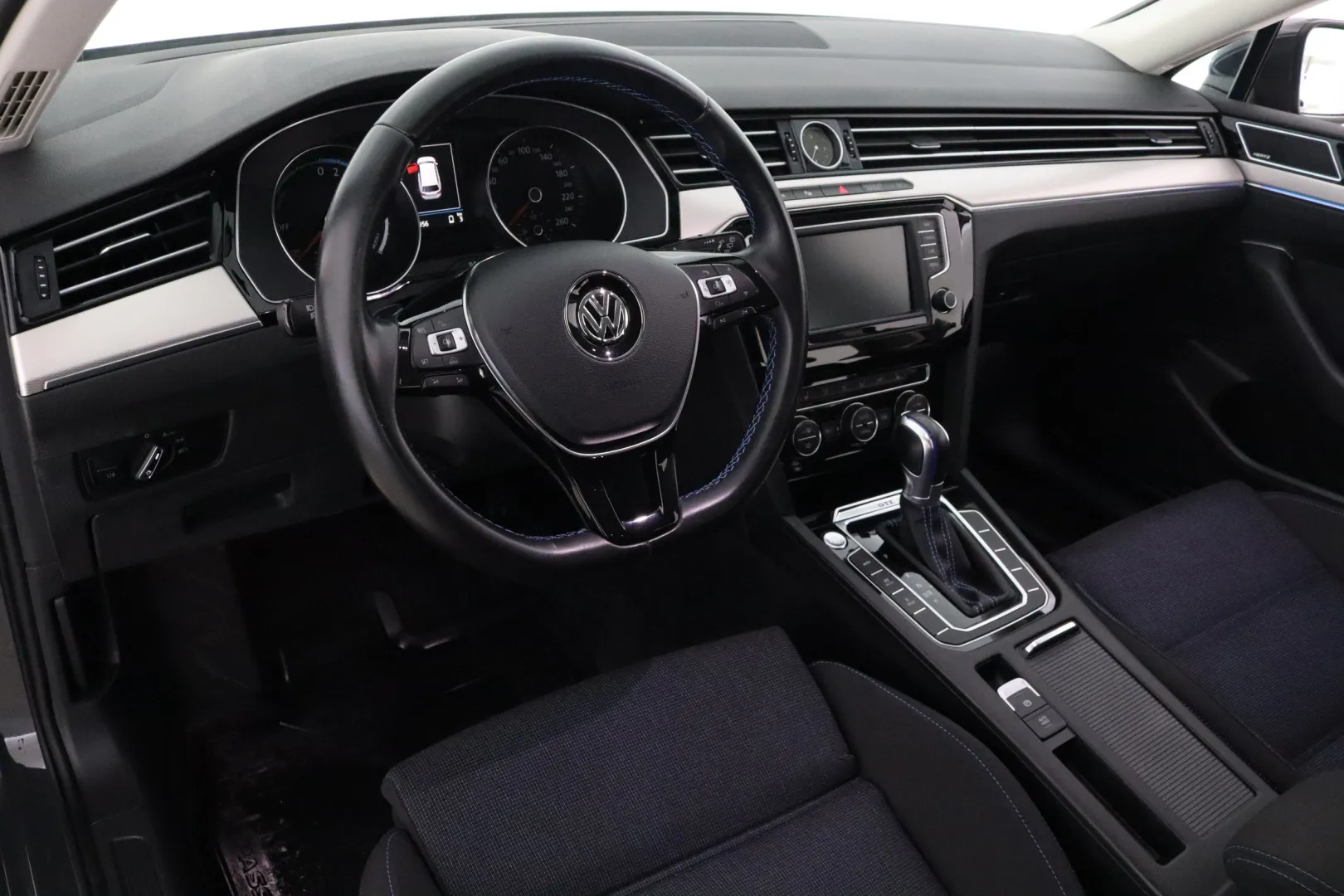 VOLKSWAGEN Passat ZLJ-153 carousel image