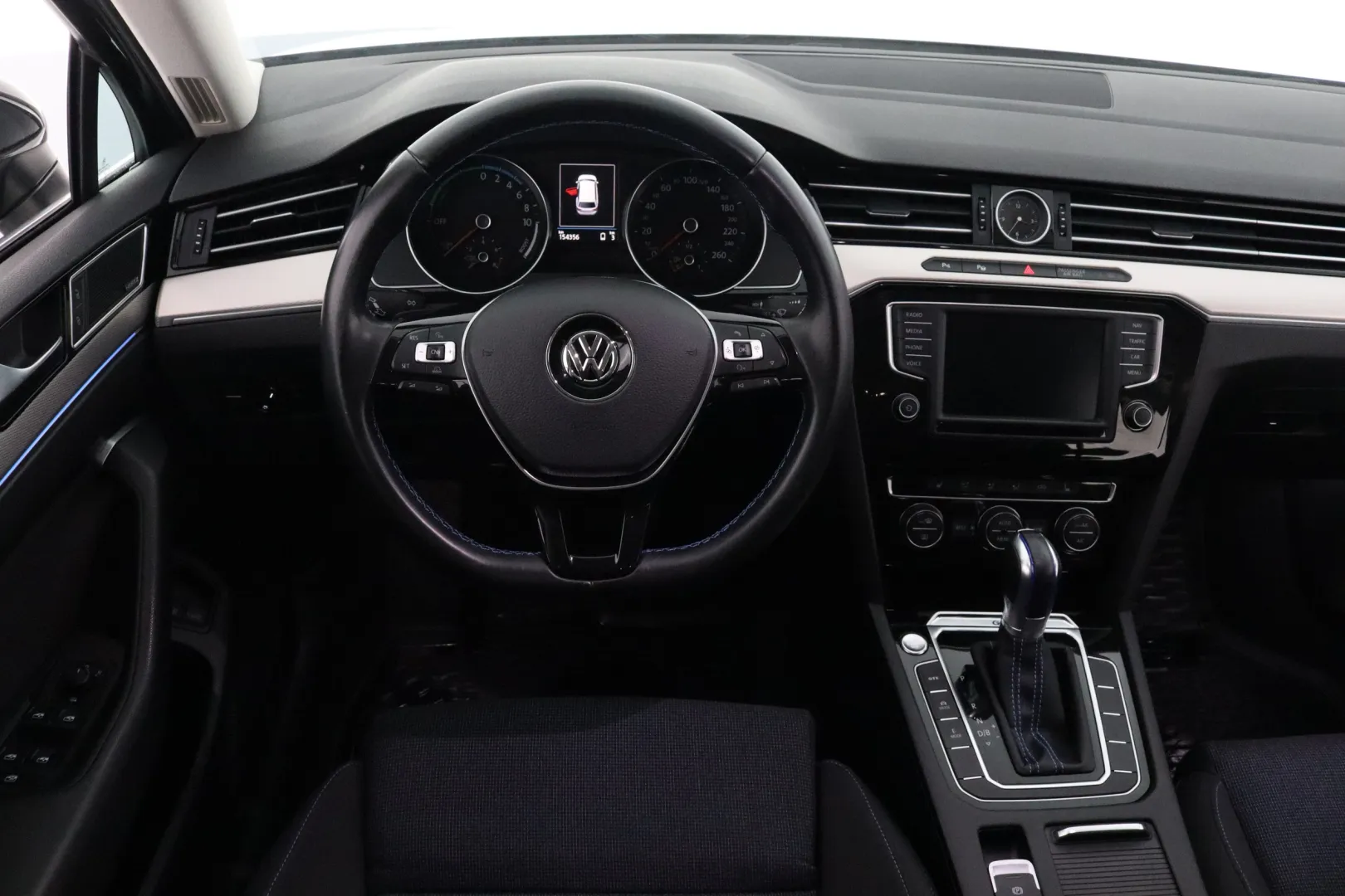 VOLKSWAGEN Passat ZLJ-153 carousel image