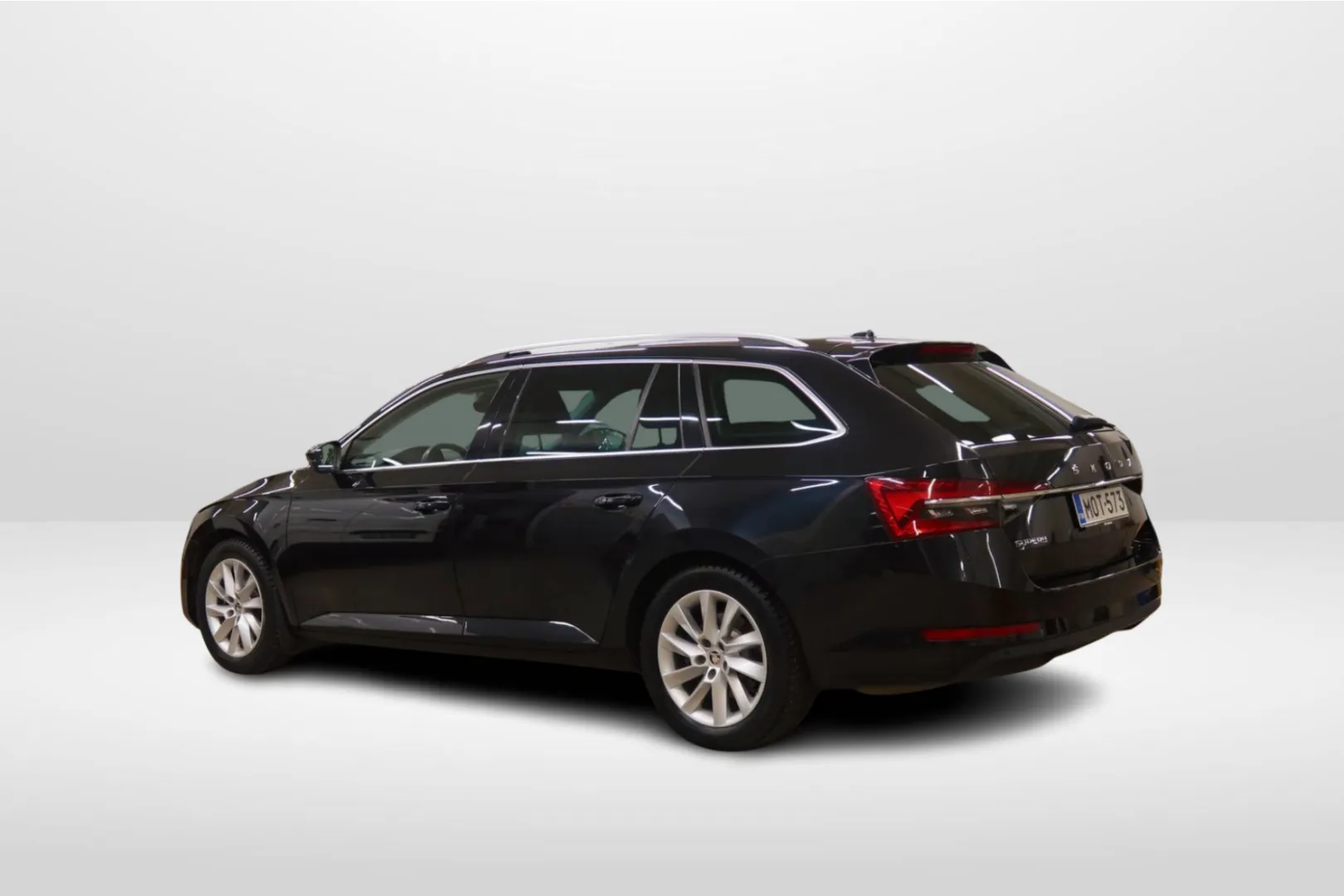 SKODA Superb MOT-573 carousel image