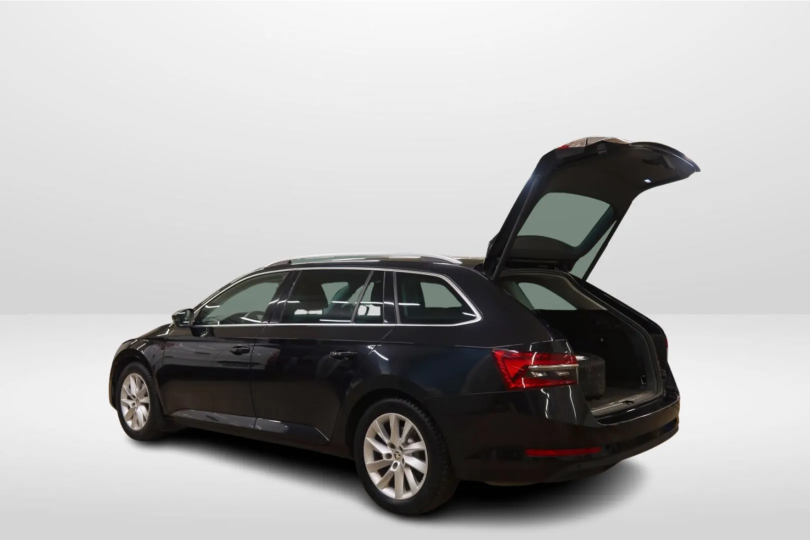 SKODA Superb MOT-573 carousel image