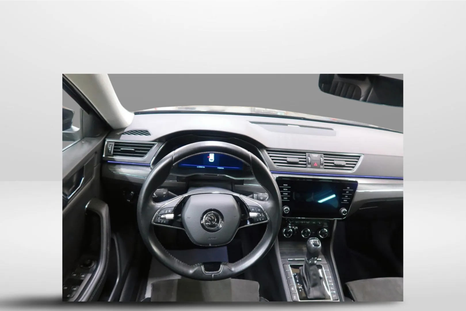 SKODA Superb MOT-573 carousel image