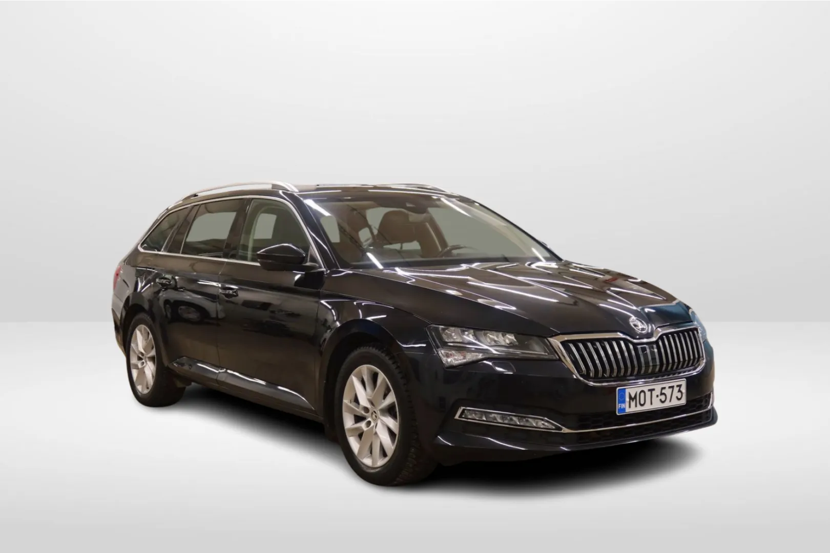 SKODA Superb MOT-573 carousel image