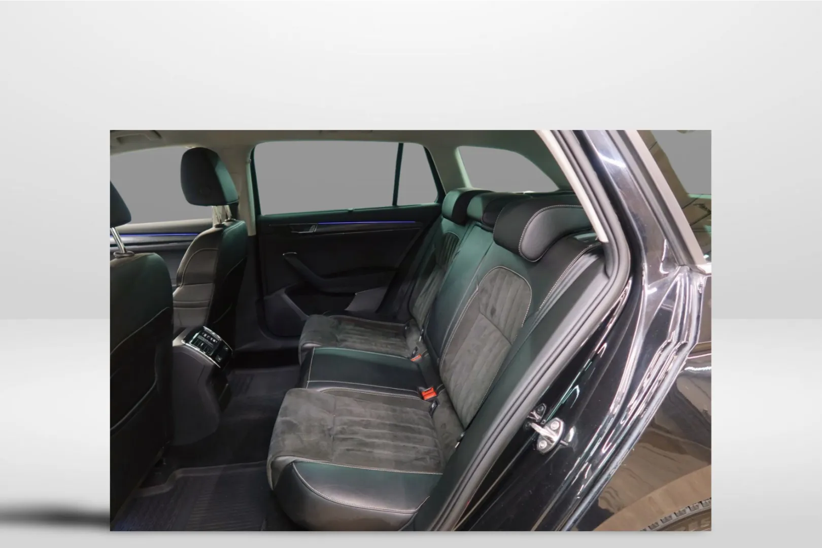 SKODA Superb MOT-573 carousel image