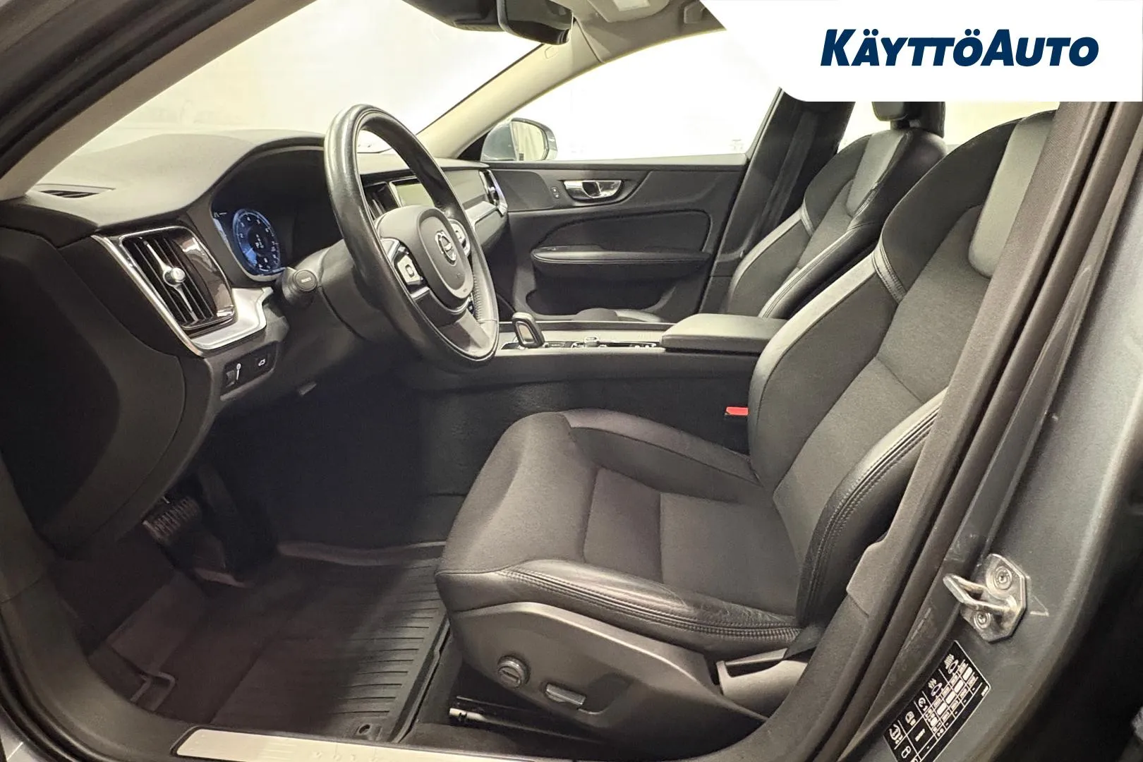 VOLVO V60 GZX-639 carousel image