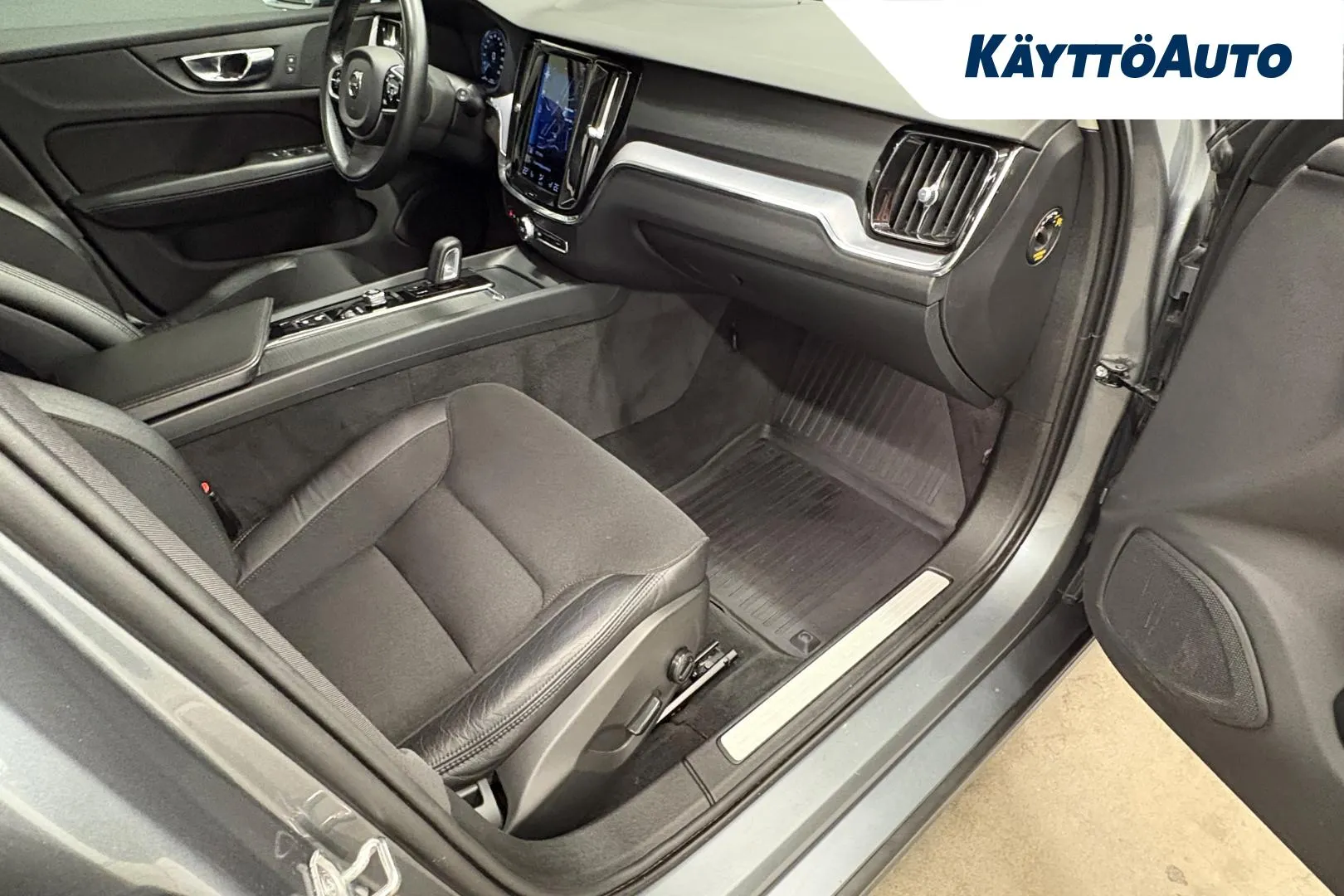 VOLVO V60 GZX-639 carousel image