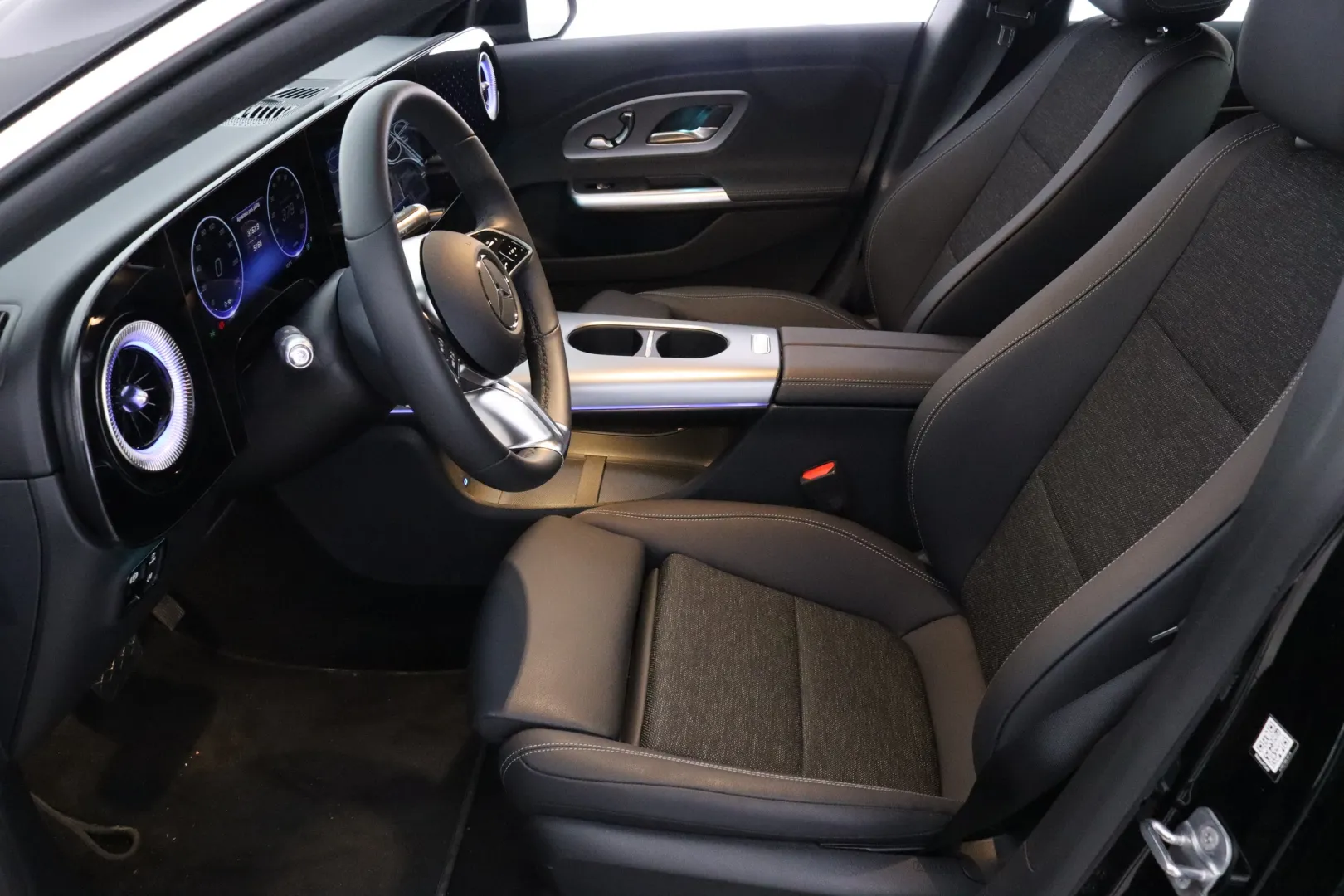 Mercedes-Benz CLA EVS-565 carousel image