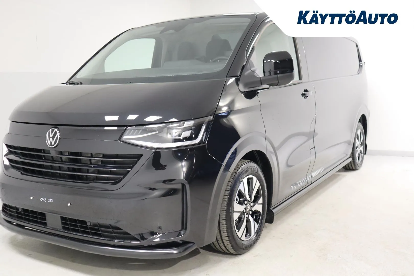 Volkswagen Transporter YYH-981 carousel image