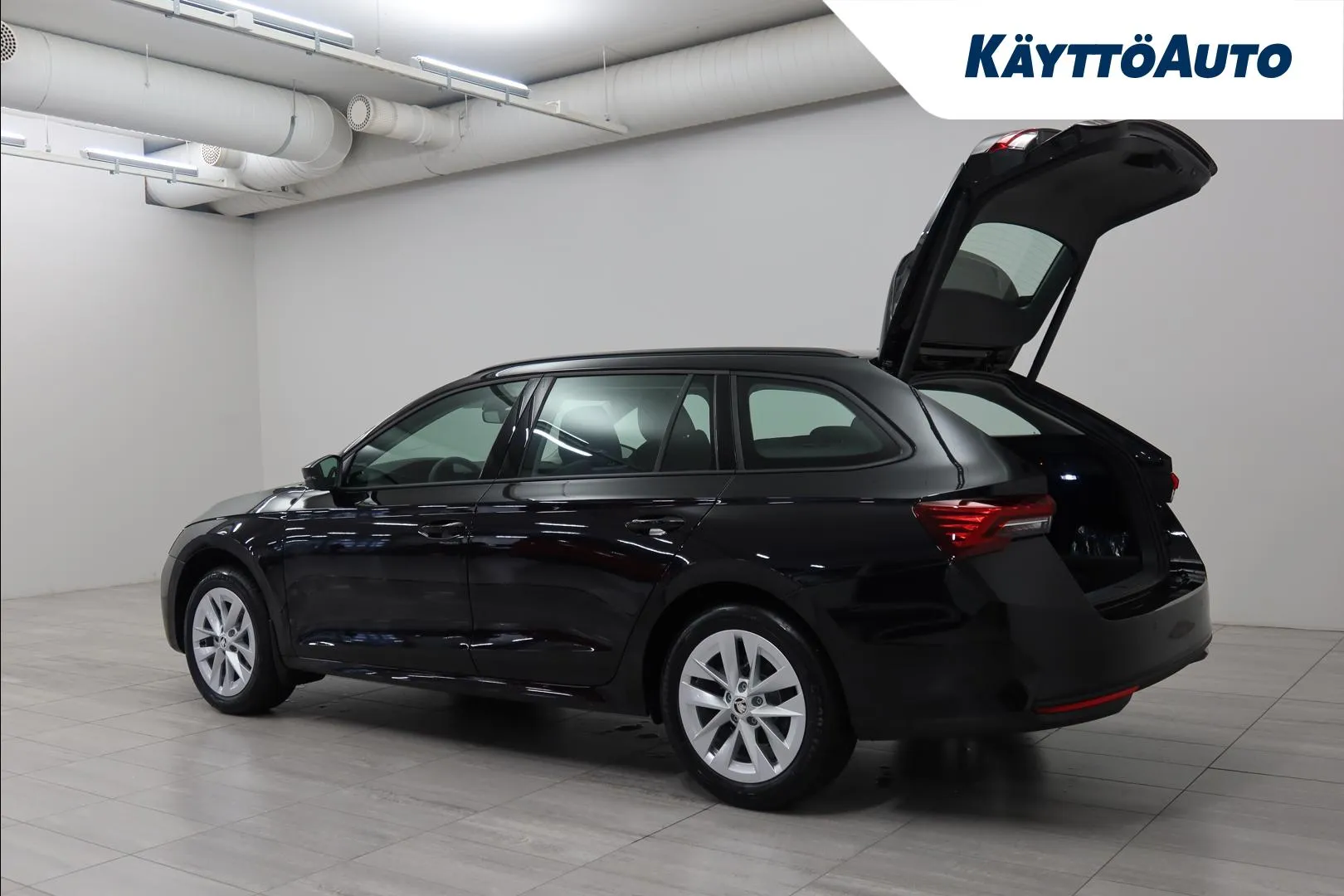 Skoda Octavia RXH-687 carousel image
