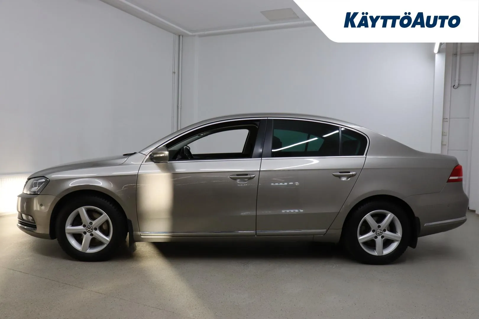 VOLKSWAGEN Passat VXH-621 carousel image