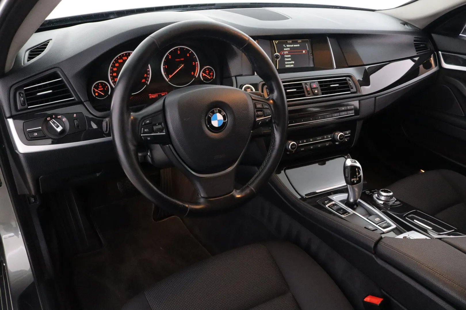 BMW 518 YIL-727 carousel image