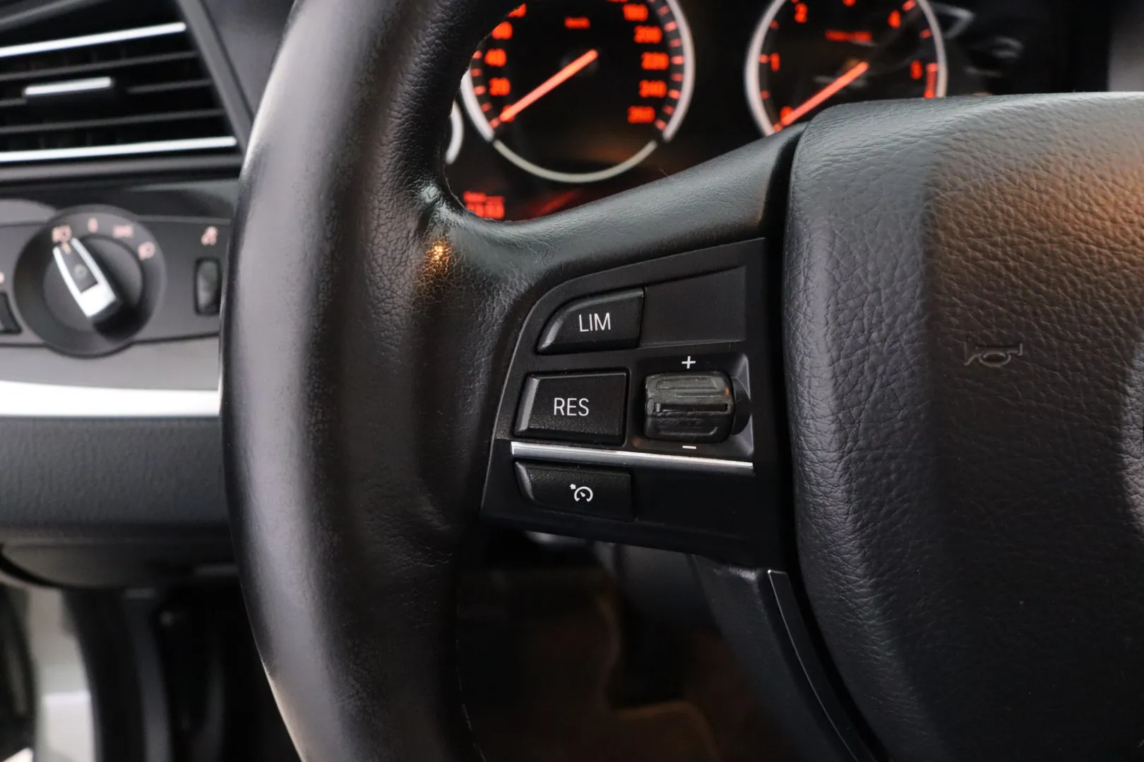 BMW 518 YIL-727 carousel image