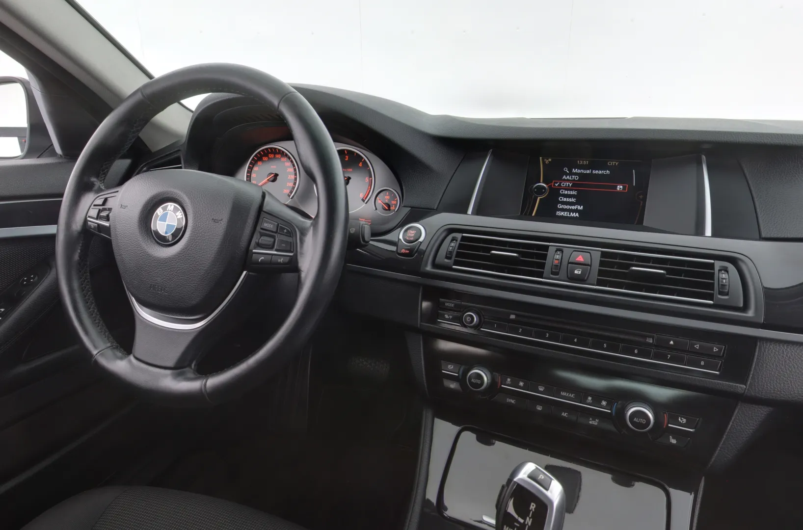 BMW 518 YIL-727 carousel image