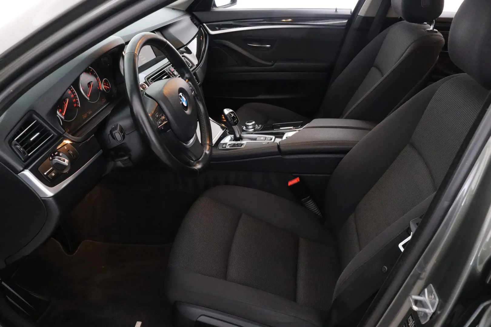 BMW 518 YIL-727 carousel image