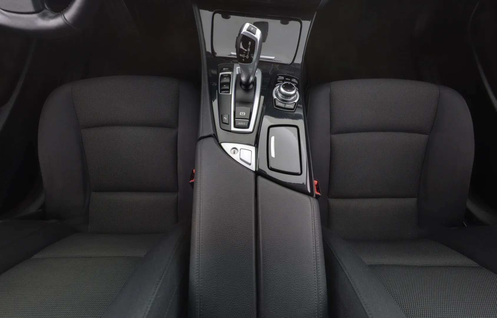 BMW 518 YIL-727 carousel image