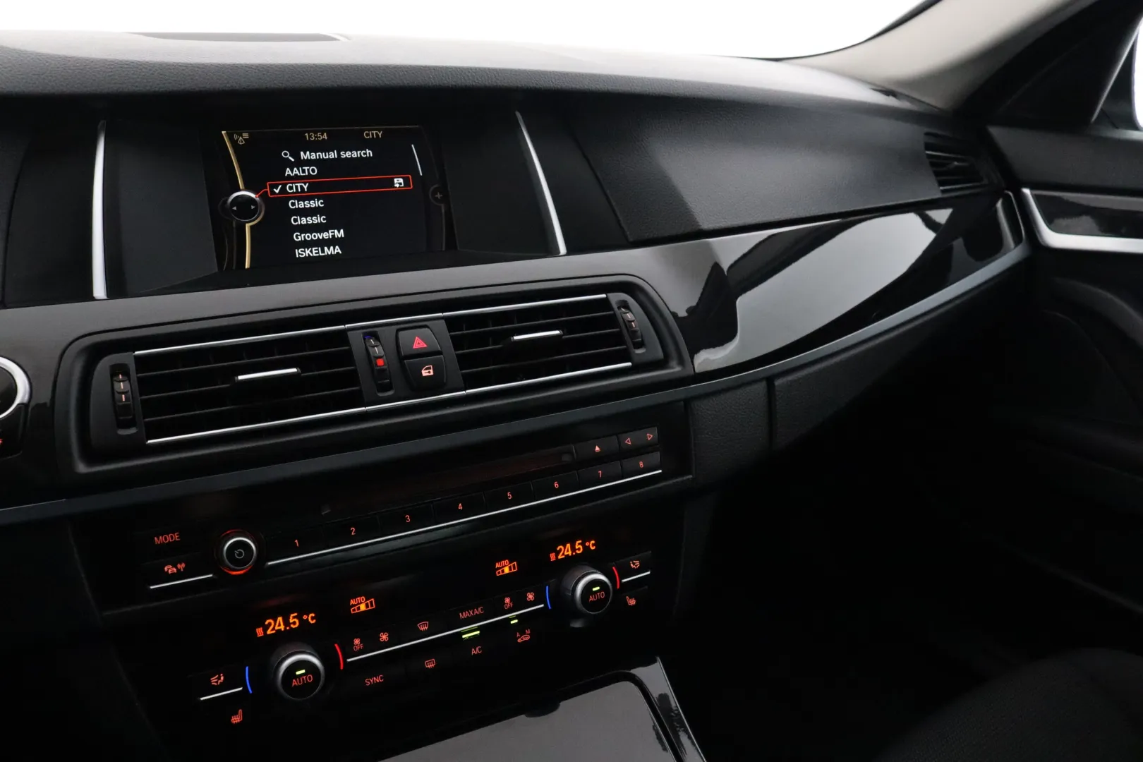 BMW 518 YIL-727 carousel image