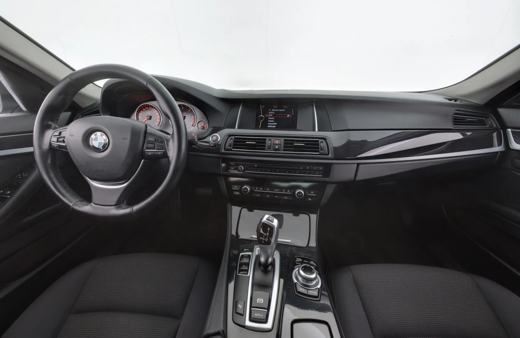 BMW 518 YIL-727 carousel image