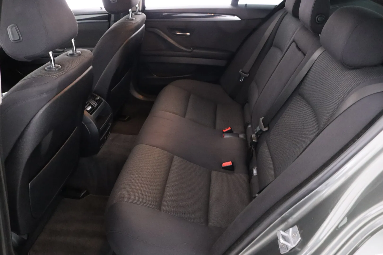 BMW 518 YIL-727 carousel image
