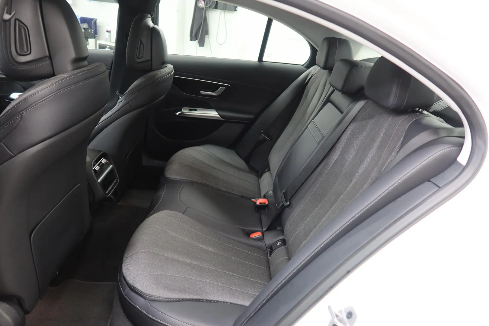 Mercedes-Benz E ISR-290 carousel image