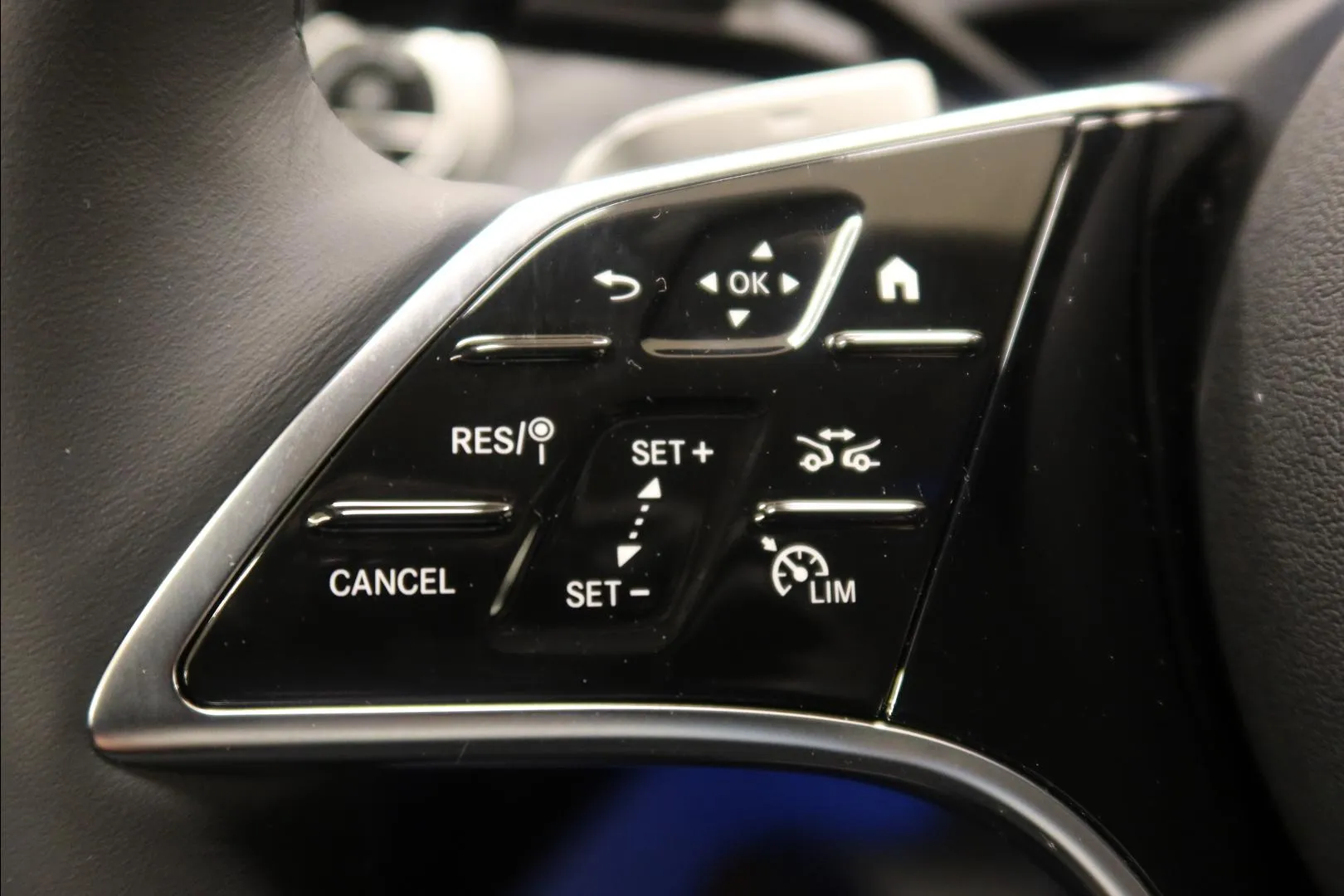 Mercedes-Benz E ISR-290 carousel image