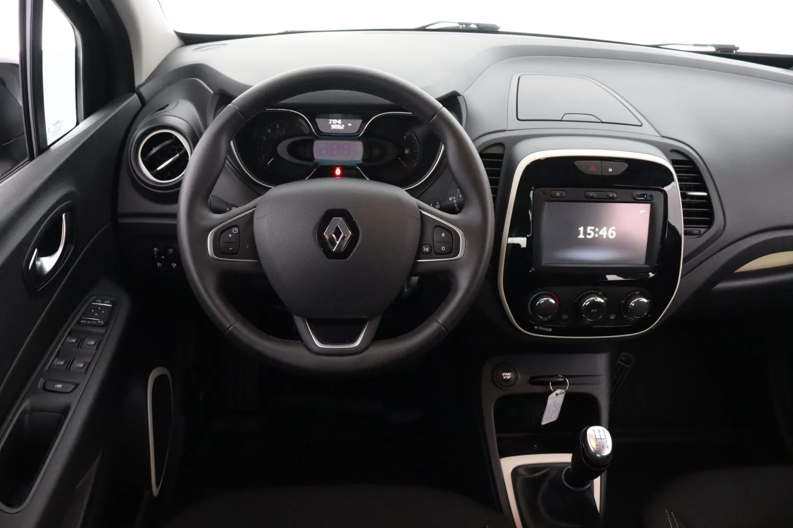 RENAULT Captur XOX-693 carousel image