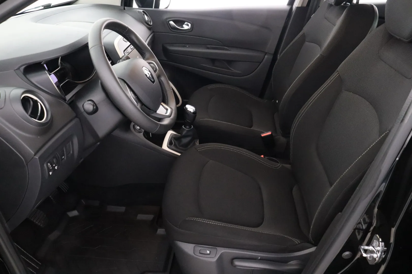 RENAULT Captur XOX-693 carousel image
