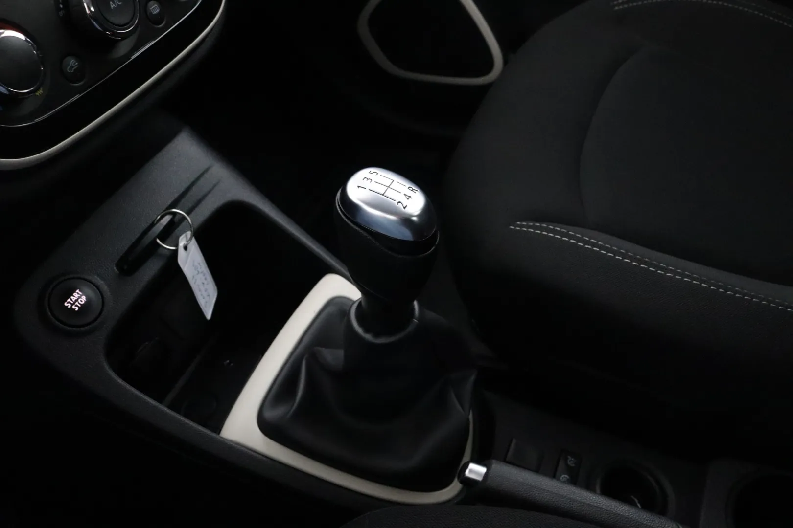 RENAULT Captur XOX-693 carousel image