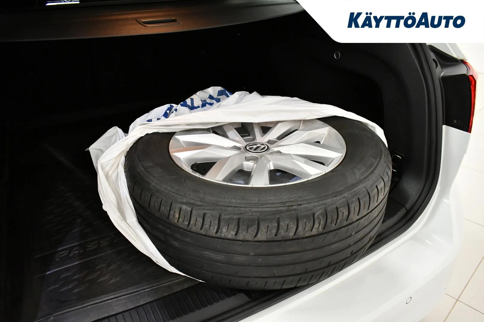 VOLKSWAGEN Passat CMM-289 carousel image