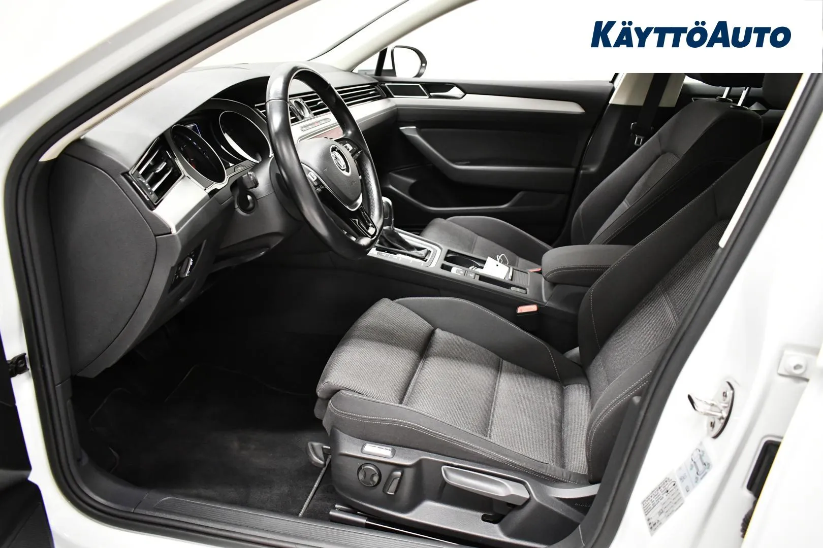 VOLKSWAGEN Passat CMM-289 carousel image