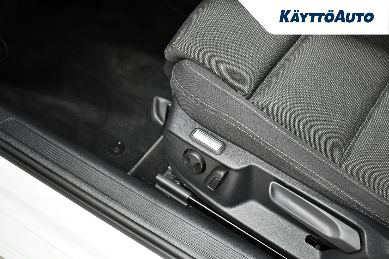 VOLKSWAGEN Passat CMM-289 carousel image