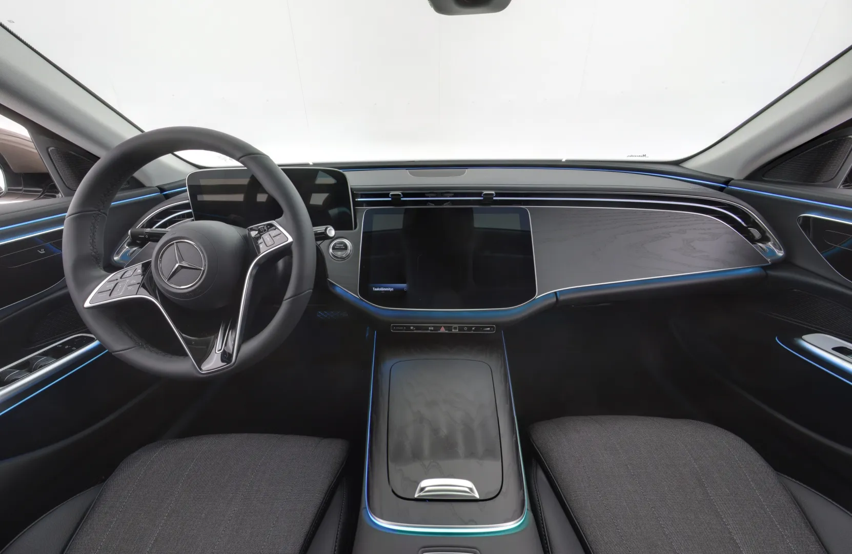 Mercedes-Benz E ISV-210 carousel image