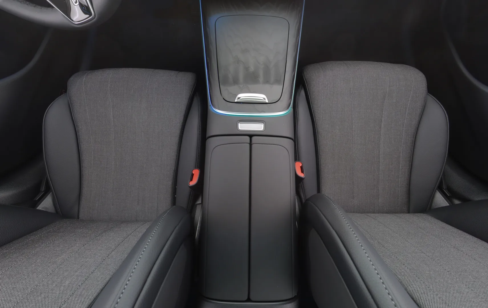 Mercedes-Benz E ISV-210 carousel image