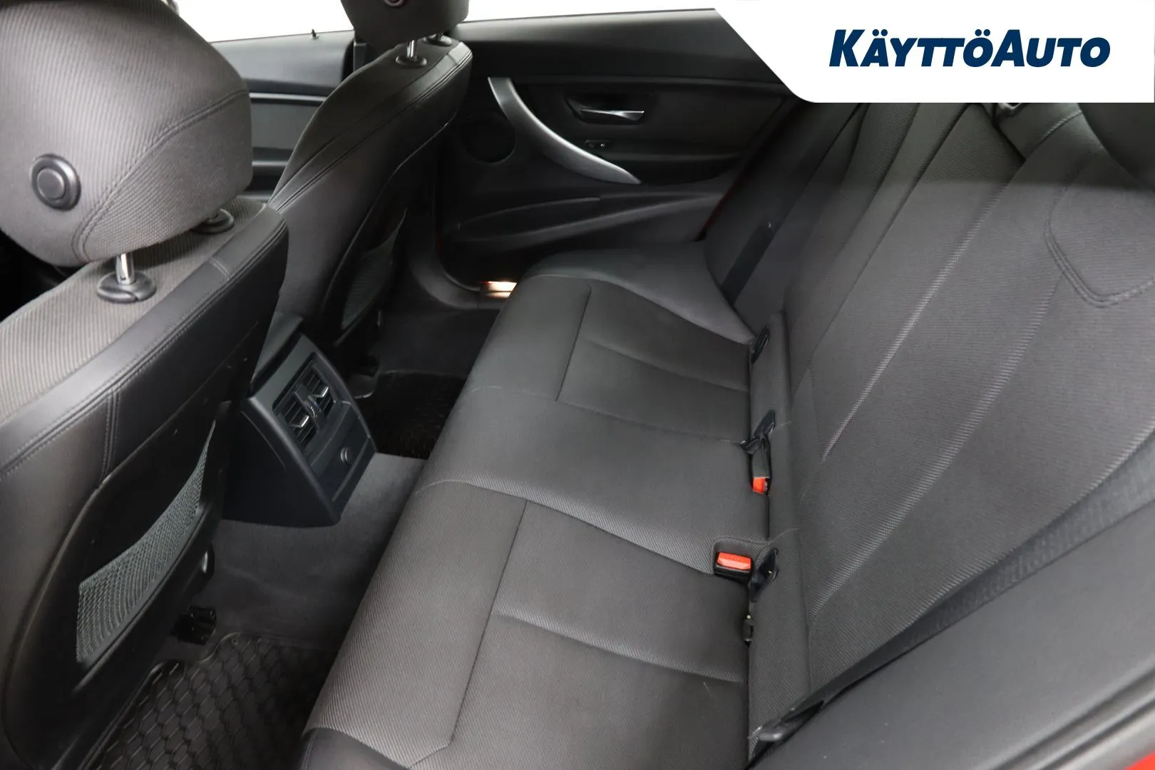 BMW 320 SNM-745 carousel image