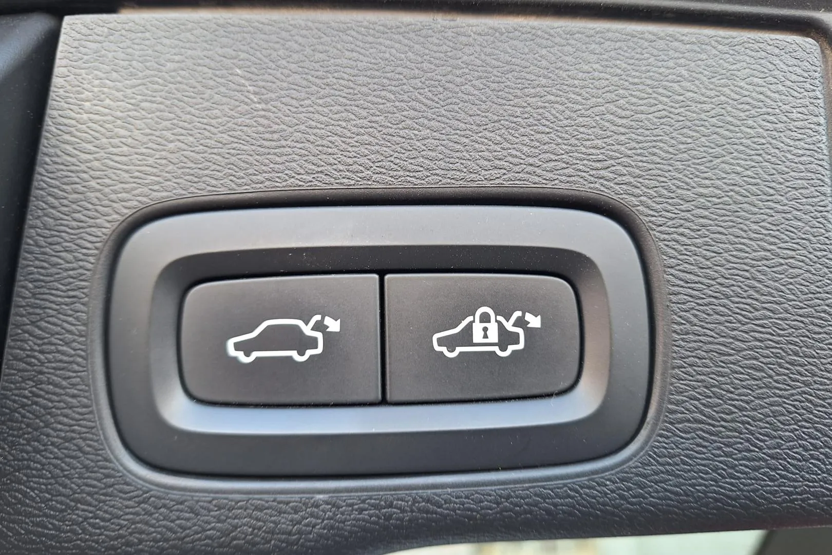 VOLVO XC60 EUO-973 carousel image