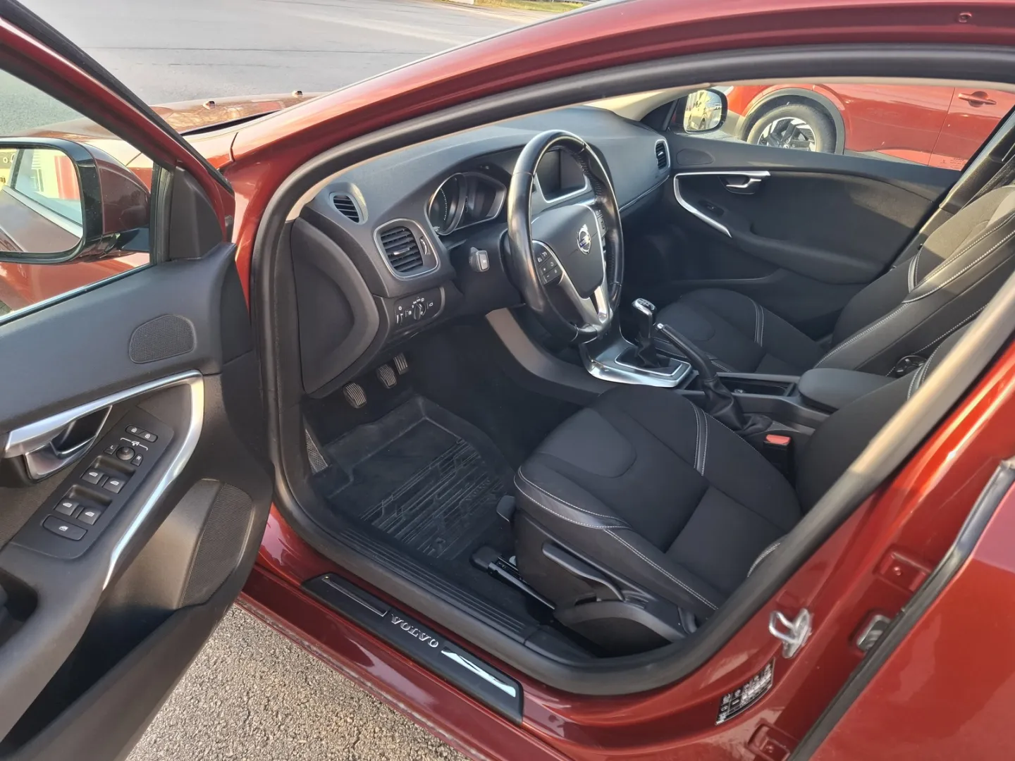 VOLVO V40 VXP-716 carousel image