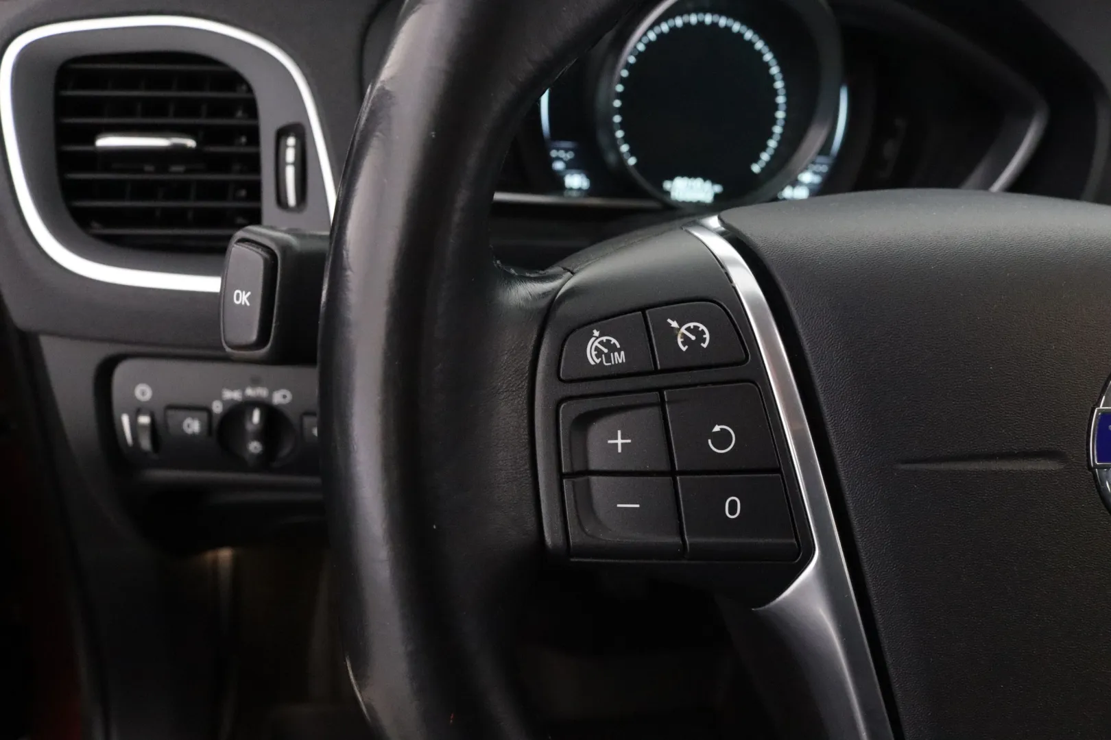 VOLVO V40 VXP-716 carousel image