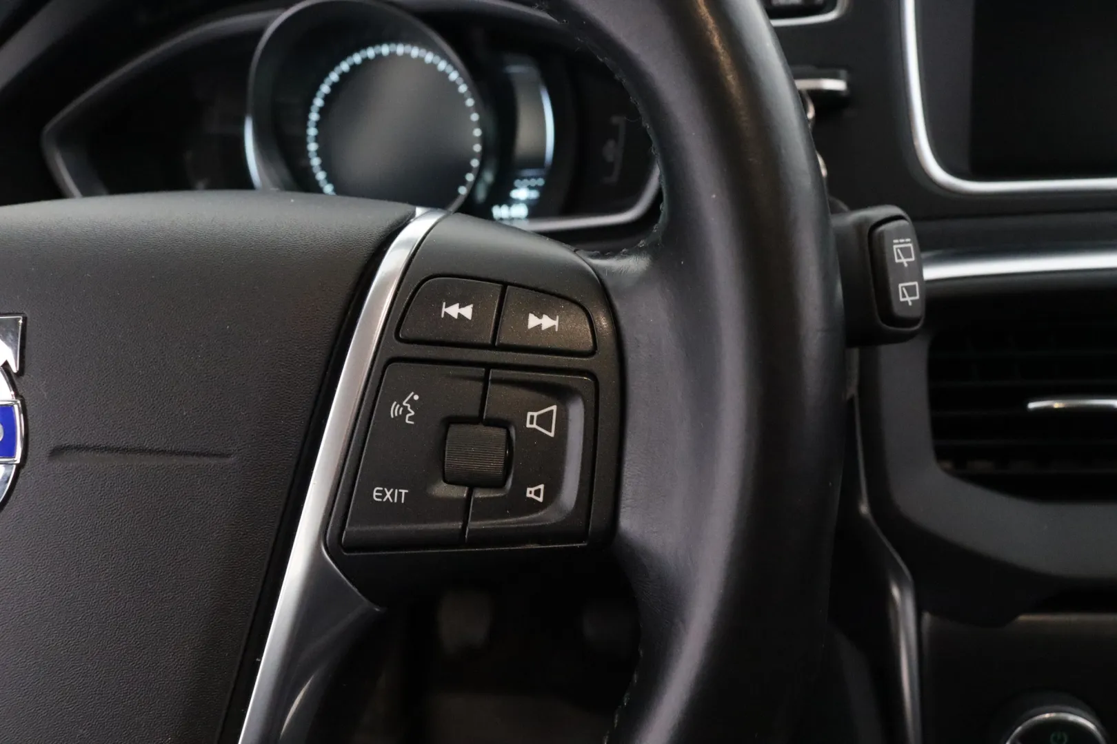 VOLVO V40 VXP-716 carousel image