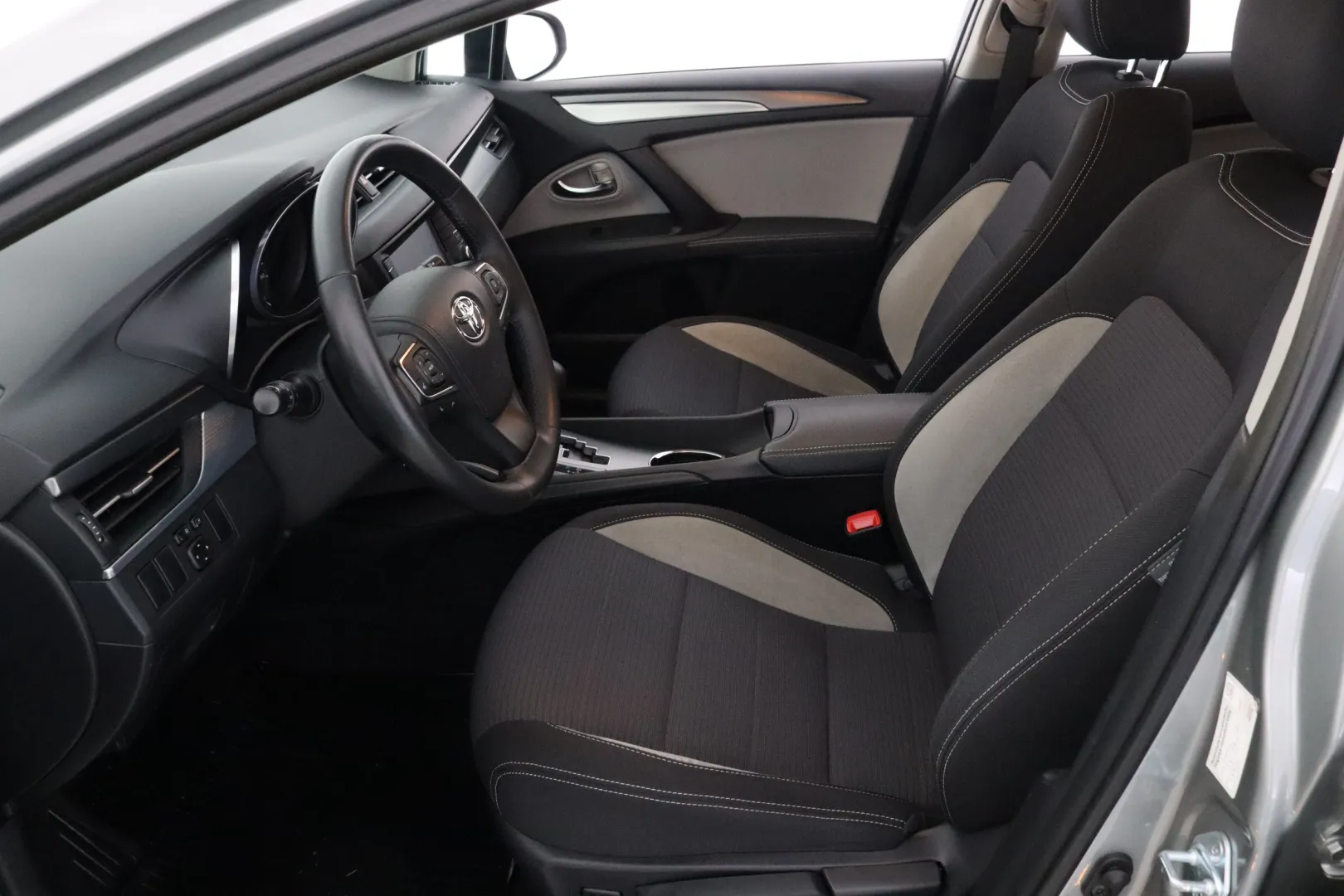 TOYOTA Avensis XNU-239 carousel image