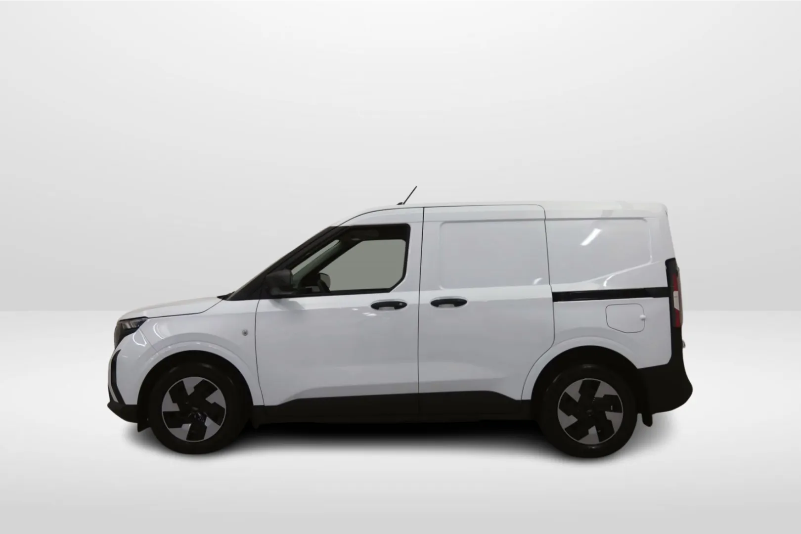 Ford Transit Courier JOB-176 carousel image