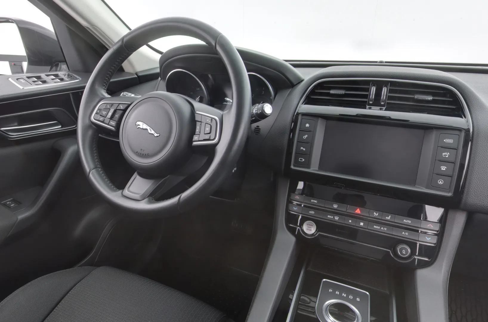 JAGUAR F-PACE OVN-292 carousel image