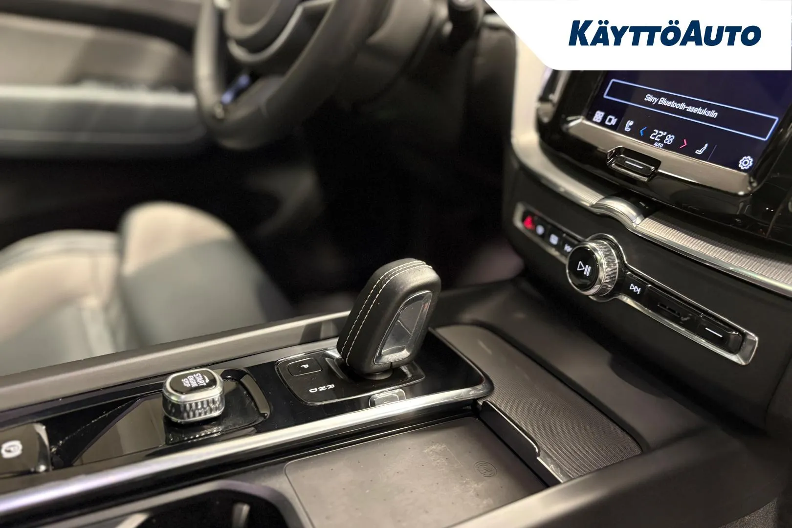 VOLVO XC60 YKZ-394 carousel image