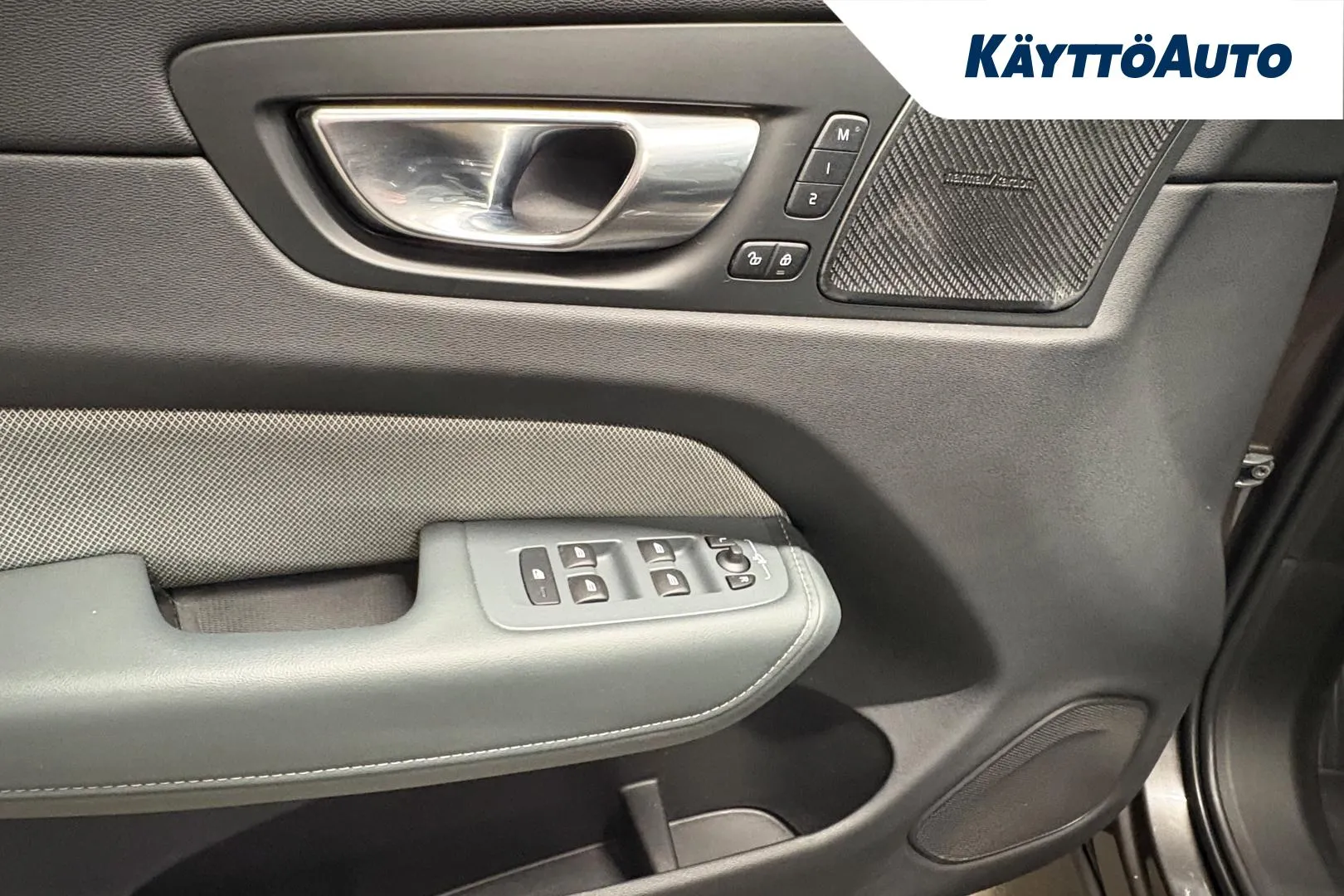 VOLVO XC60 YKZ-394 carousel image