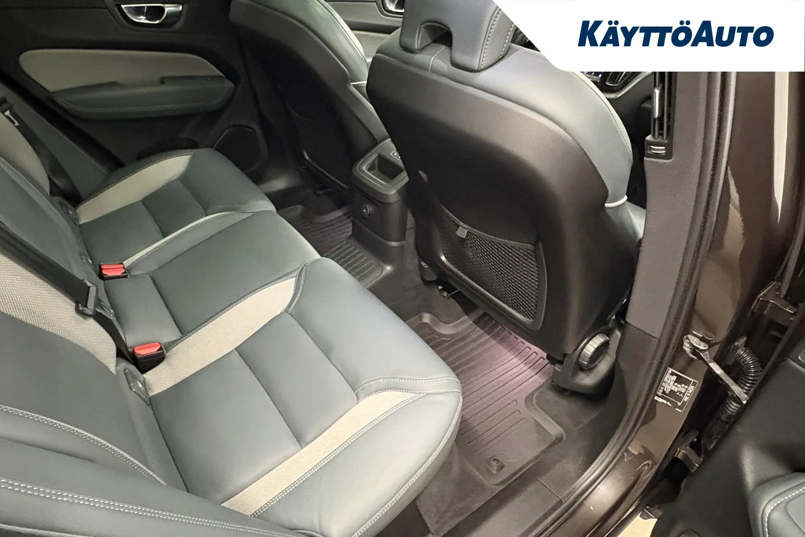 VOLVO XC60 YKZ-394 carousel image