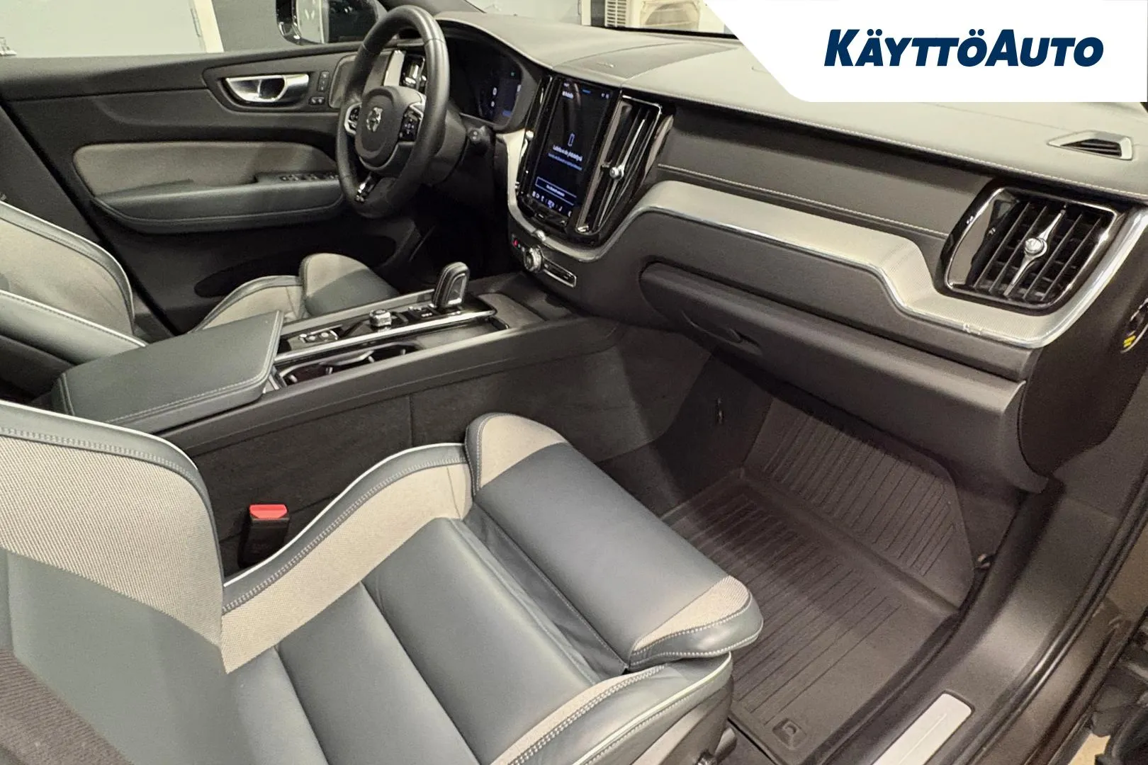 VOLVO XC60 YKZ-394 carousel image