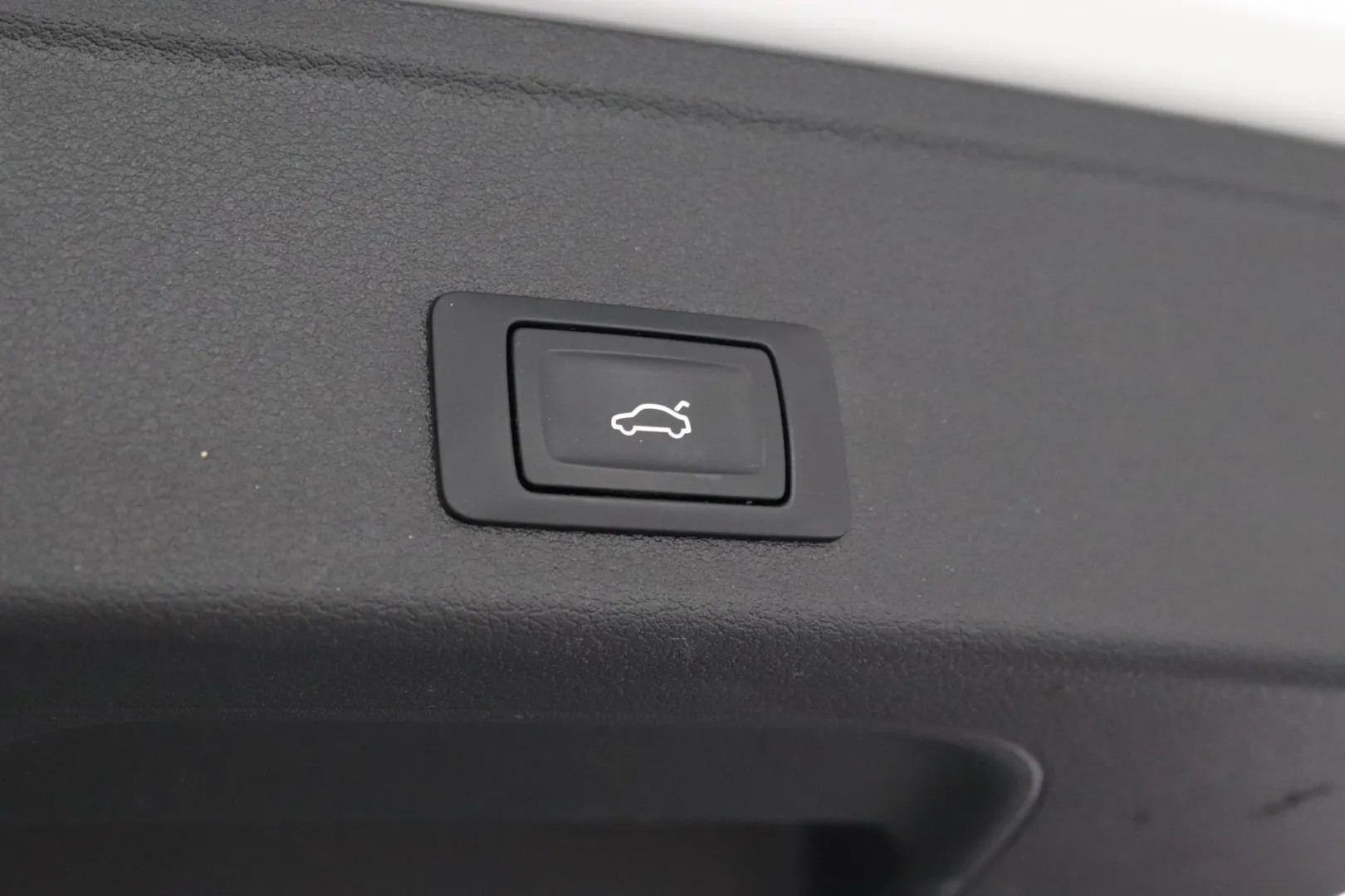 AUDI A4 EOK-328 carousel image