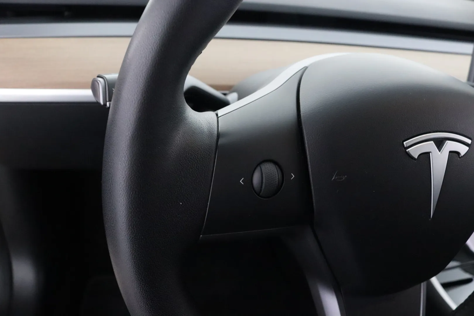 TESLA Model 3 YXF-640 carousel image