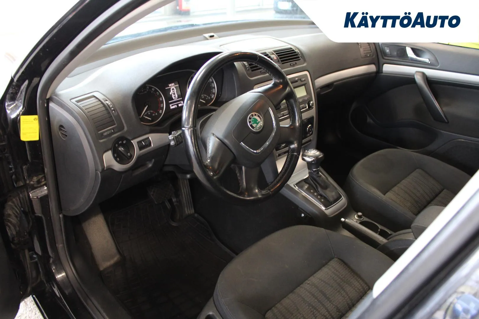 SKODA Octavia UKF-882 carousel image