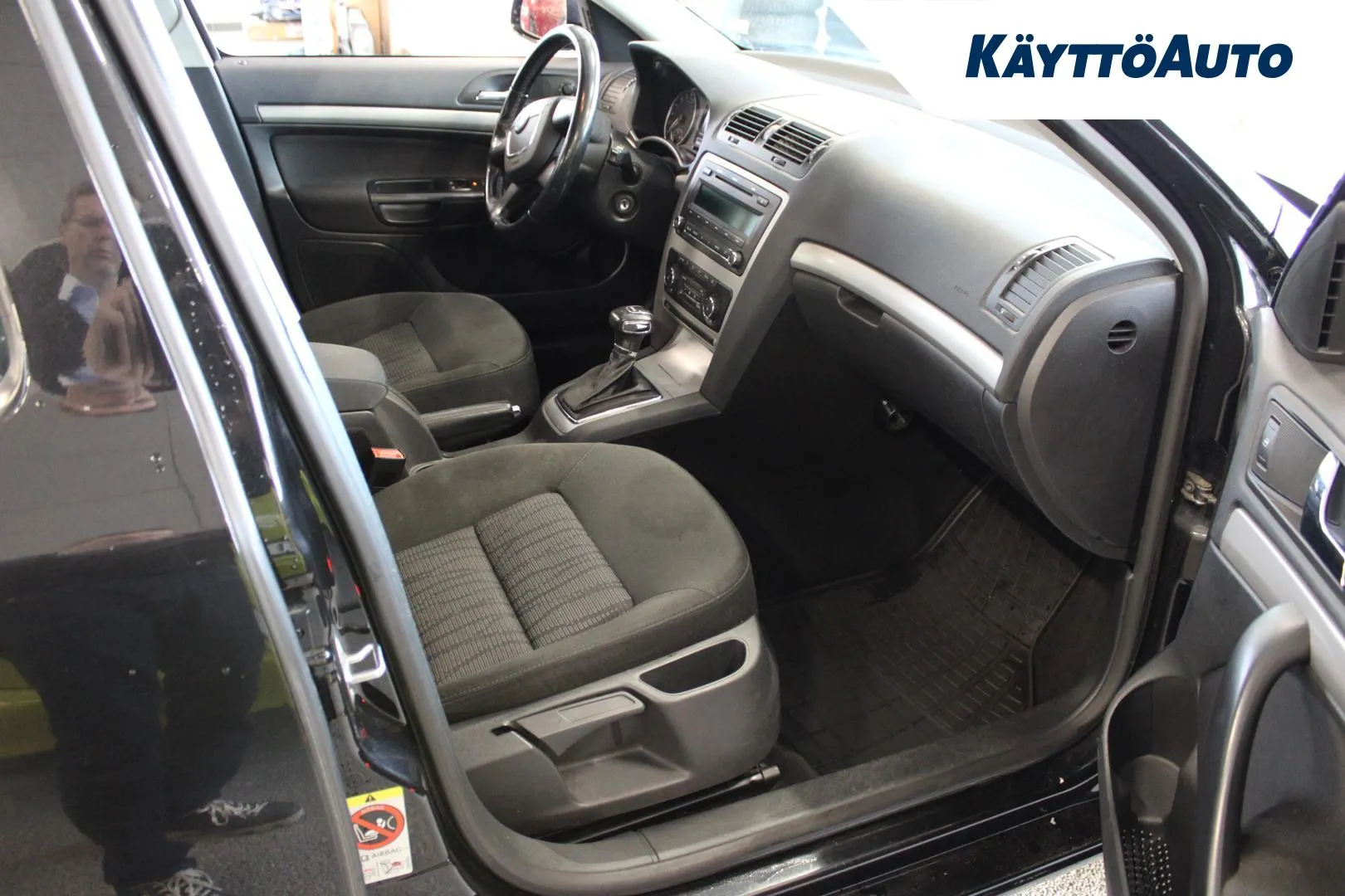 SKODA Octavia UKF-882 carousel image
