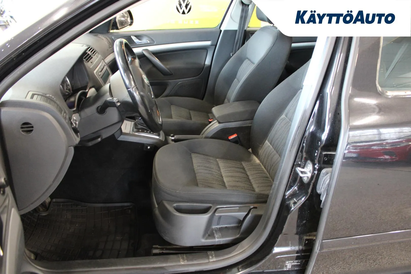 SKODA Octavia UKF-882 carousel image